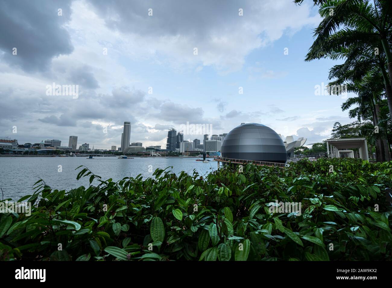 Singapour. Janvier 2020. Vue panoramique sur les gratte-ciel de Marina Bay au coucher du soleil Banque D'Images