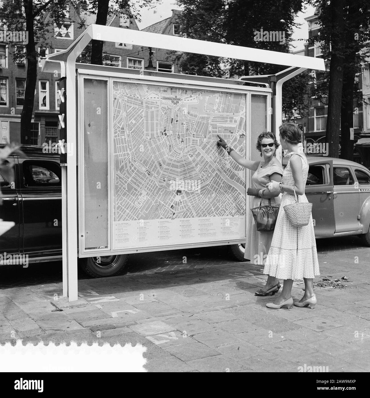 Carte d'Amsterdam sur la place Leidseplein Date: 12 juillet 1955 lieu: Amsterdam, Noord-Holland mots clés: Information, cartes, ville Banque D'Images