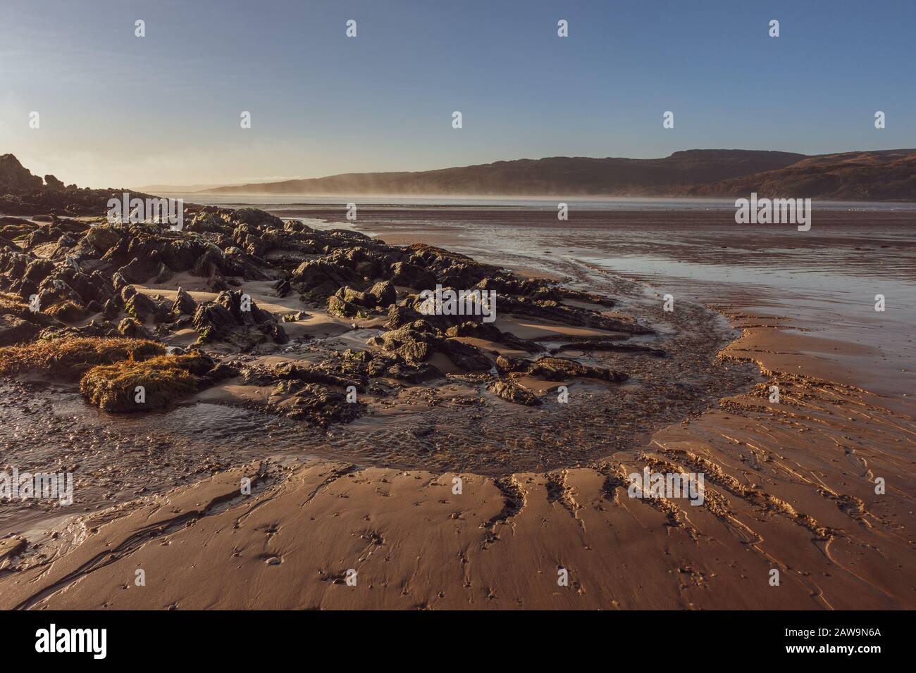 Superbe paysage marin de la baie de Carradale avec de la brume qui s'inroule de la mer, Kintyre, Argyll, Ecosse Banque D'Images