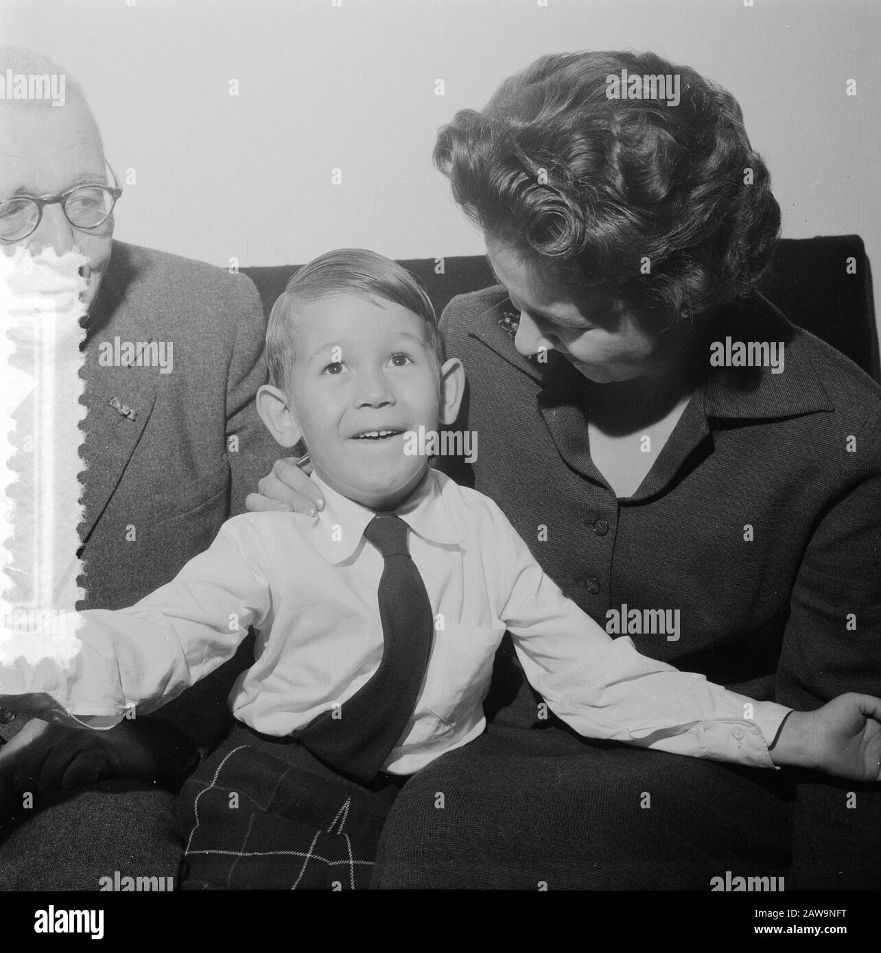 Contrats garçon J. A. familles Feeners Amsterdam. Date: 6 décembre 1955 lieu: Amsterdam, Noord-Holland mots clés: Famille Nom: FAM J. A. Feeners Banque D'Images