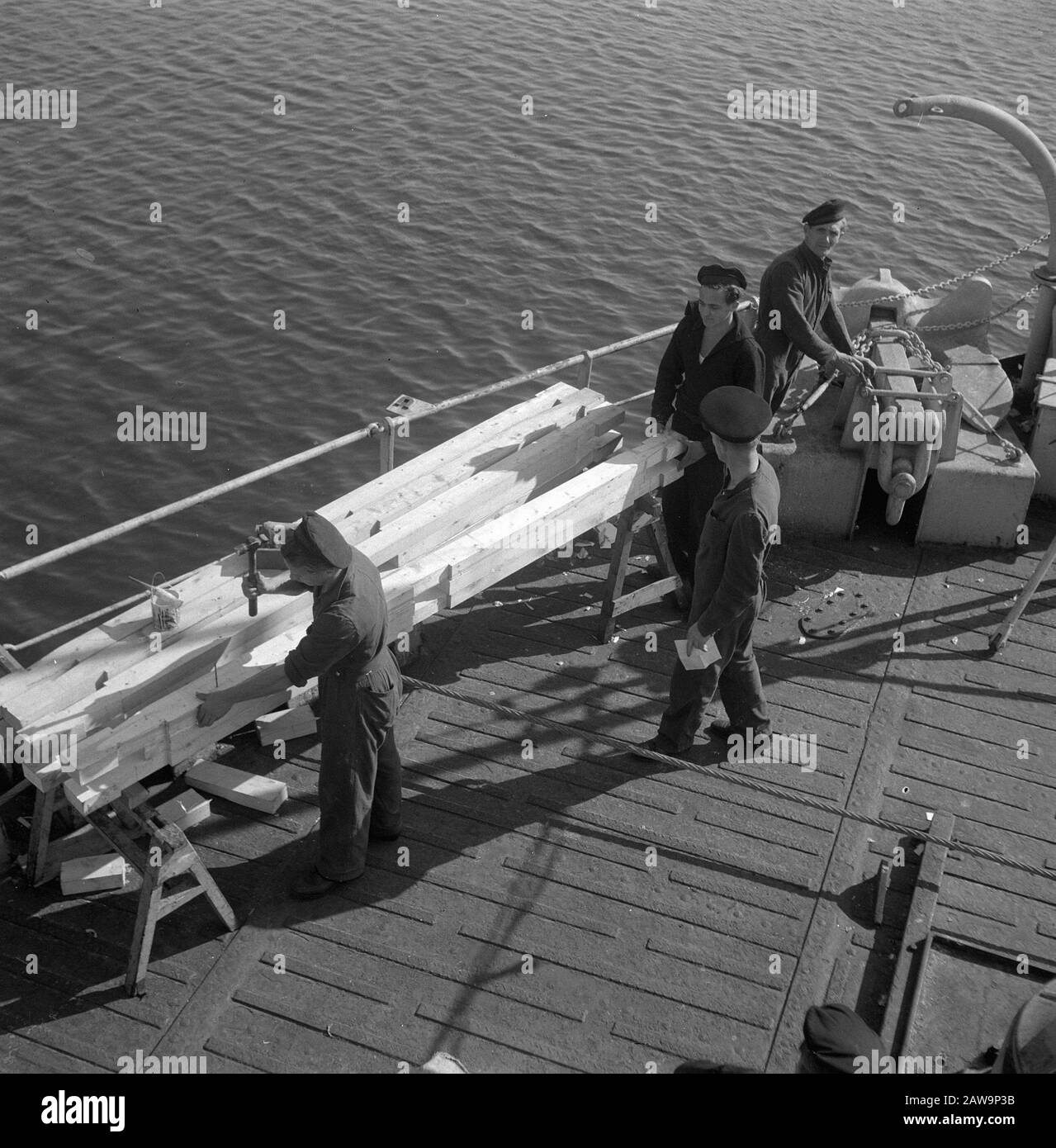 Reportage Vulcan. Marins travaillant avec les peintures et la menuiserie du bois Date: 19 septembre 1947 mots clés: Rapports Banque D'Images