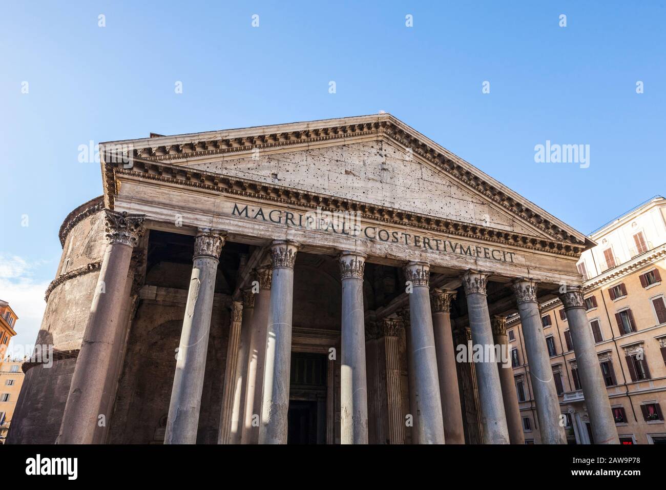 Le Panthéon dans le centre de Rome, Italie. Le Panthéon est un ancien temple romain et maintenant une église achevée en 126 AD Banque D'Images