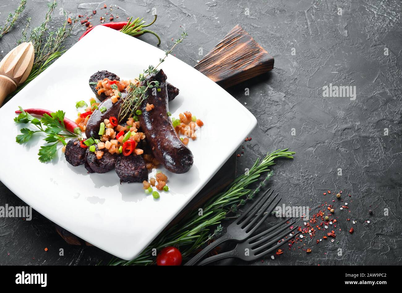Saucisse avec sarrasin et sang. Plats du restaurant. Vue de dessus. Espace de copie disponible. Banque D'Images