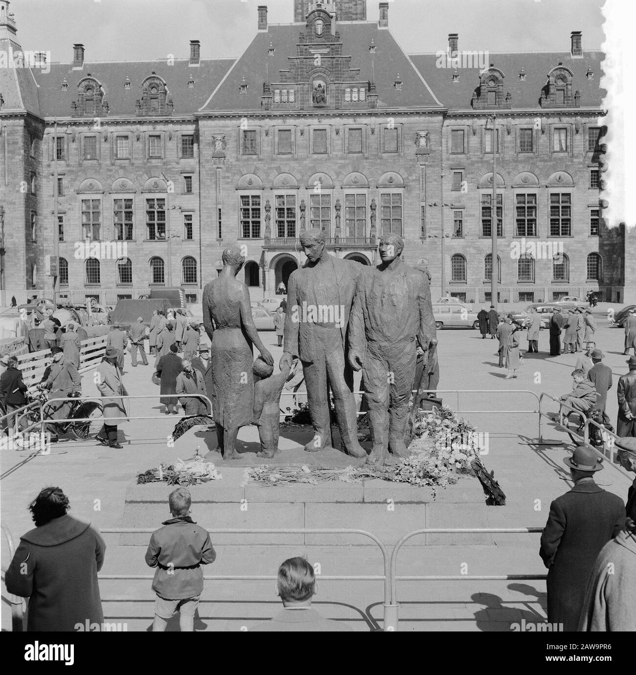 Monument aux morts de mari Andriessen à l'Hôtel de ville de Rotterdam Date : 7 mai 1957 lieu : Rotterdam, Hollande-Méridionale mots clés : monuments commémoratifs de guerre Banque D'Images