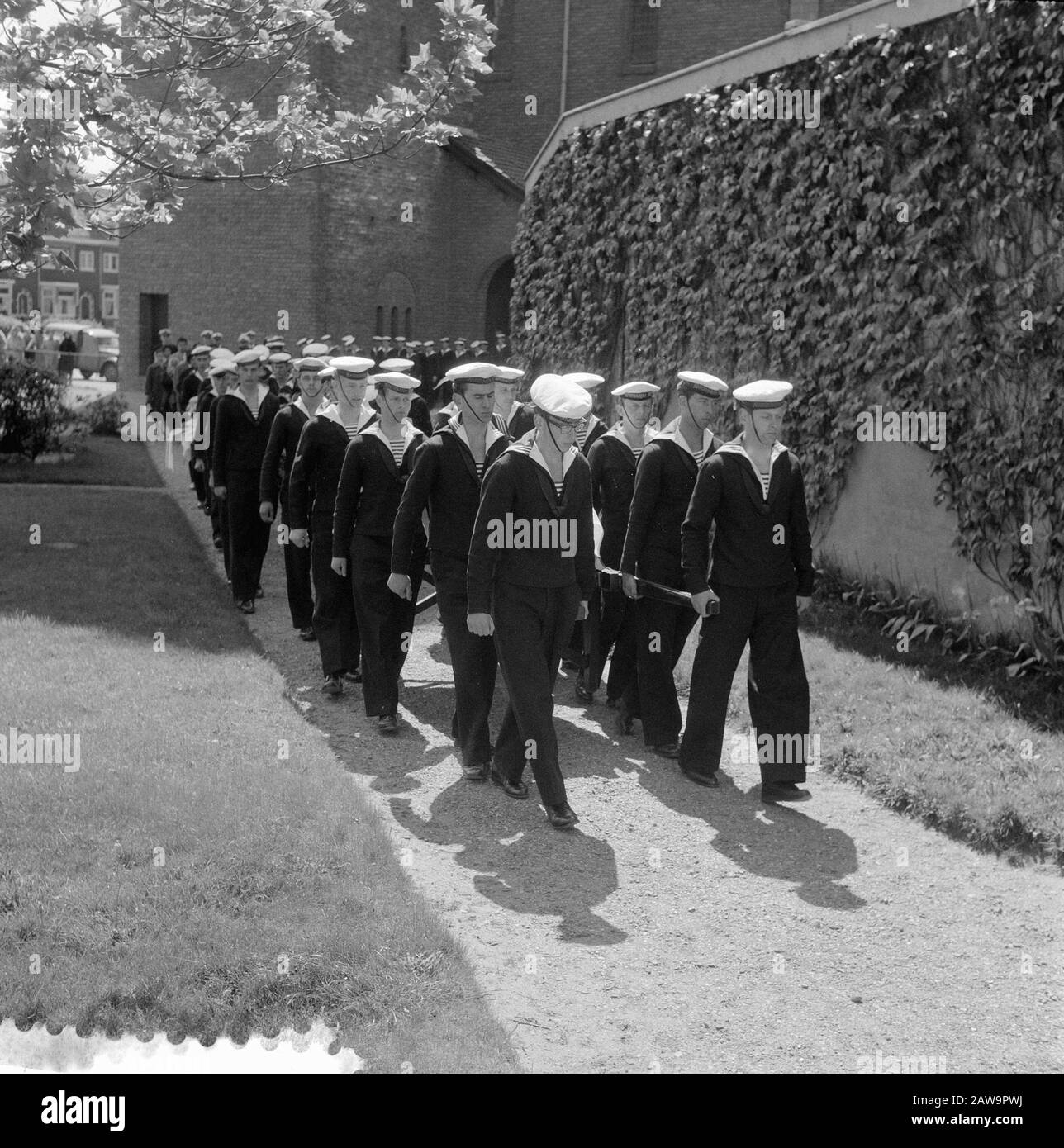 Hommage militaire supérieur Talanan Haarlem Date (?): 29 mai 1957 lieu: Haarlem mots clés: Salutations Banque D'Images Hommage militaire supérieur Talanan Haarlem Date (?): 29 mai 1957 lieu: Haarlem mots clés: Salutations Banque D'Images