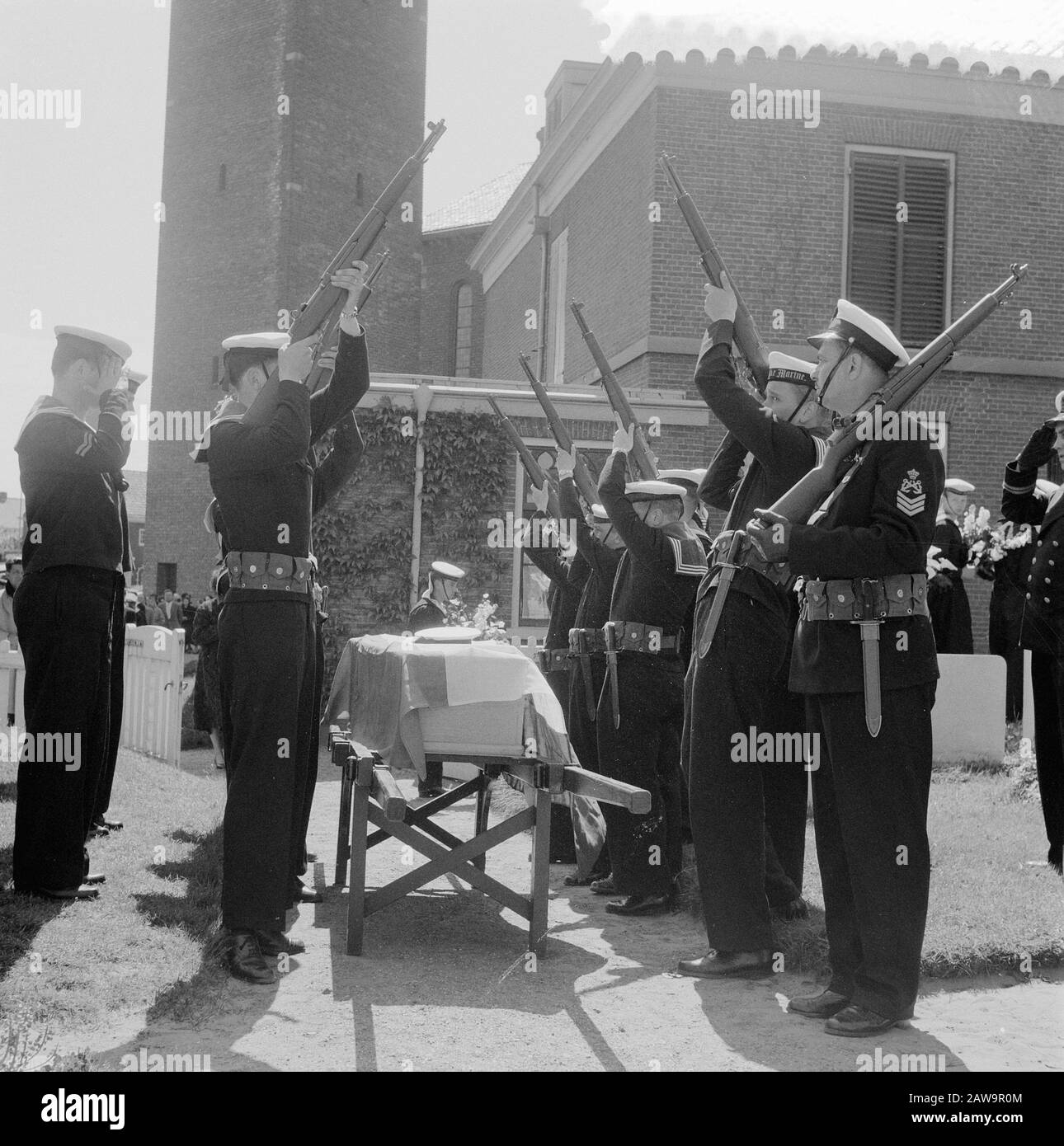 Hommage militaire supérieur Talanan Haarlem Date (?): 29 mai 1957 lieu: Haarlem mots clés: Funérailles Banque D'Images Hommage militaire supérieur Talanan Haarlem Date (?): 29 mai 1957 lieu: Haarlem mots clés: Funérailles Banque D'Images