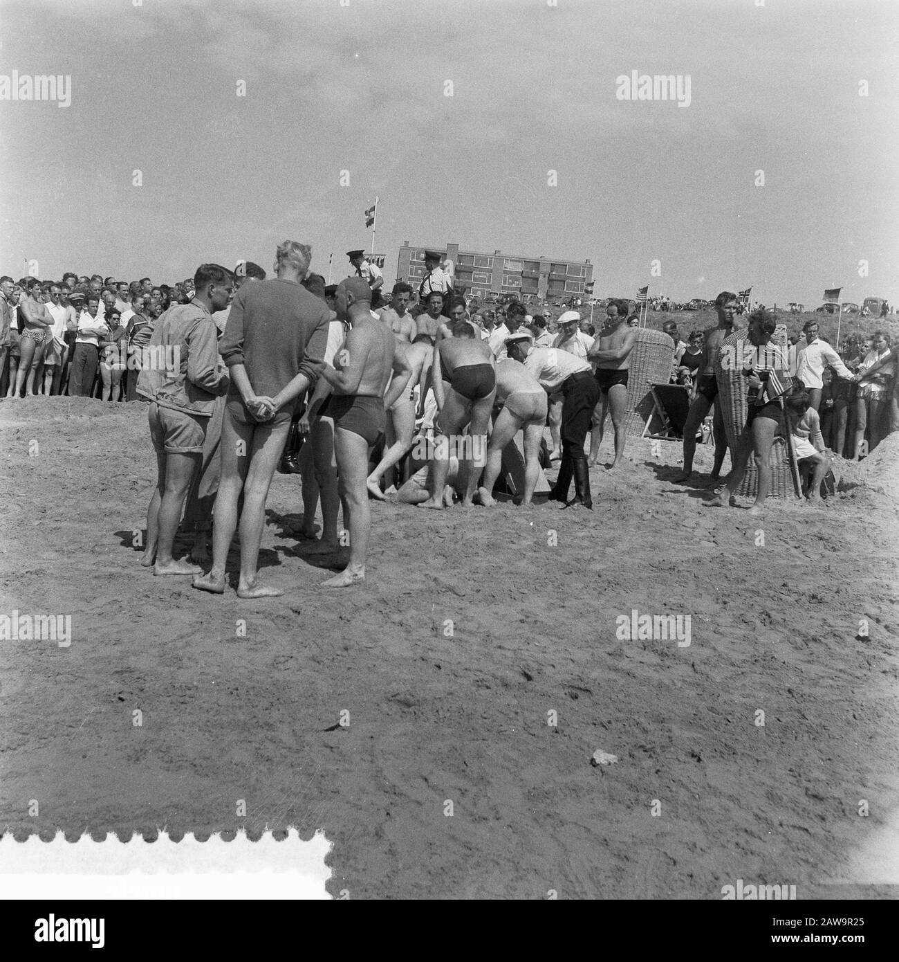 Les Efforts De Sauvetage À Zandvoort Ont Noyé L'Allemand Date : 7 Juillet 1957 Lieu : Hollande-Nord, Zandvoort Banque D'Images