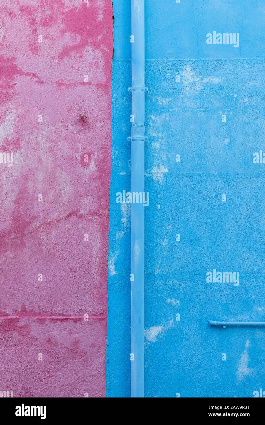 Mur peint en rose et bleu à Burano, Venise, Italie Banque D'Images