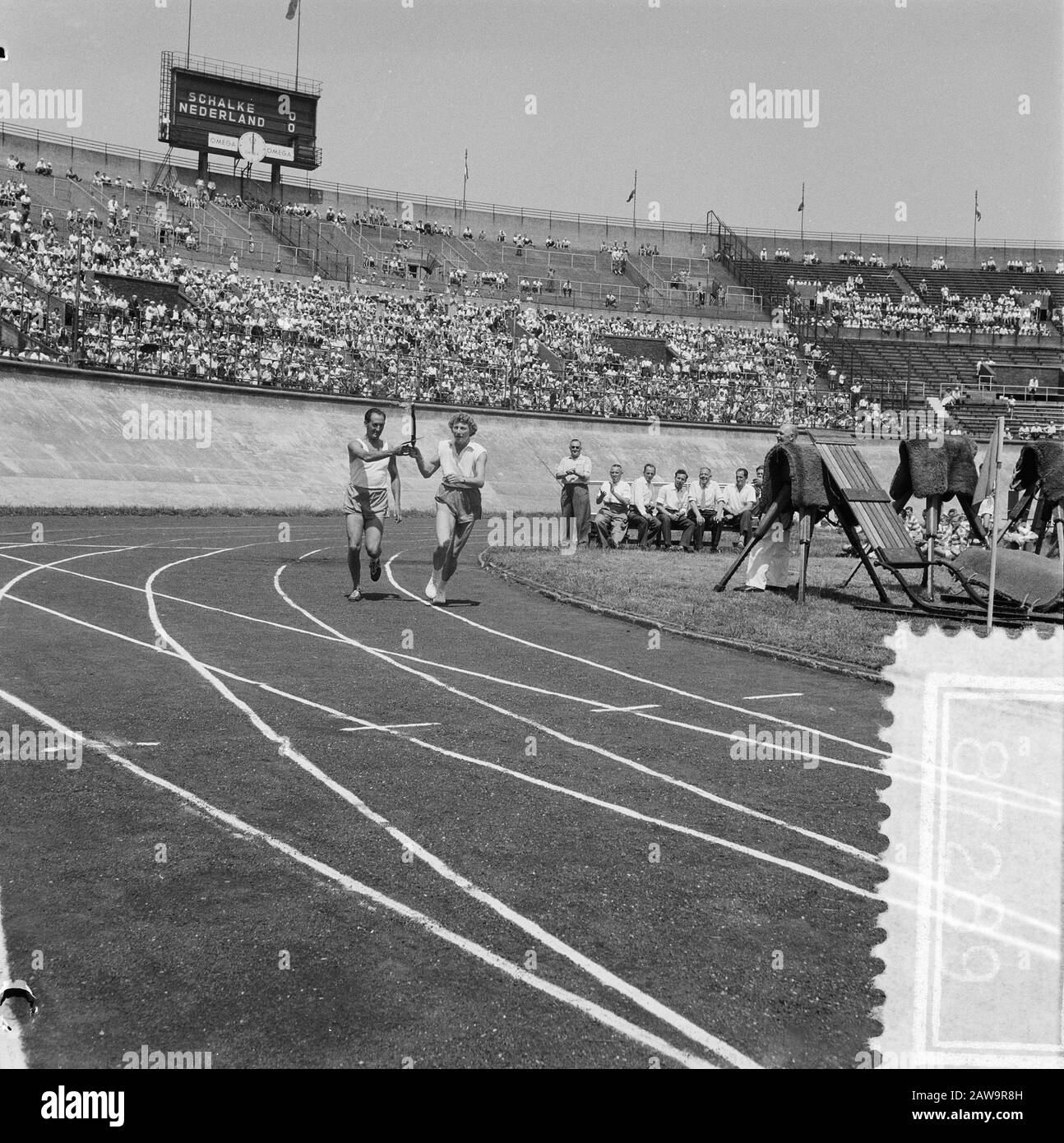 Journée olympique du stade olympique Olympich à Amsterdam. Torche: Fbk et Willem Slijkhuis Date: 30 juin 1957 lieu: Amsterdam, Noord-Holland mots clés: Athlètes, athlètes, torches, sportifs Nom: Blankers-Koen, Fanny, Slijkhuis, Wim Banque D'Images