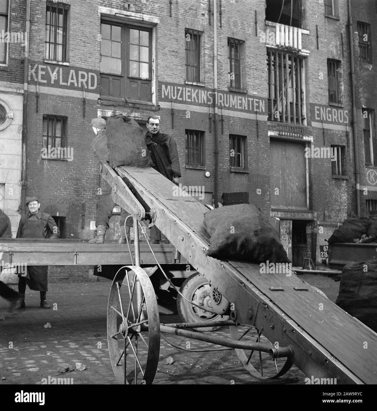 Reportage Charbon Date : 15 Décembre 1945 Mots Clés : Combustible Banque D'Images