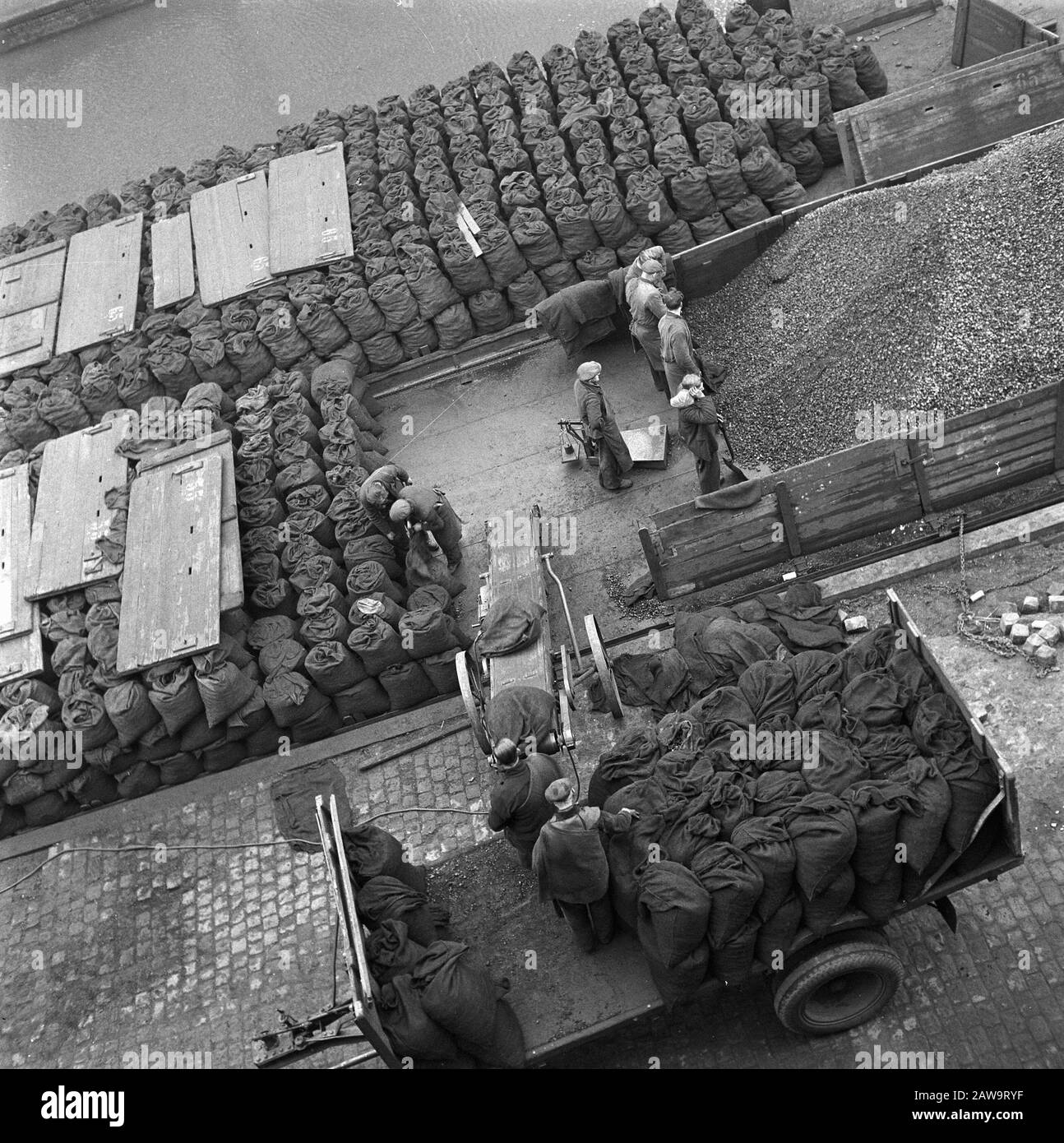 Reportage Charbon Date : 15 Décembre 1945 Mots Clés : Charbon Banque D'Images