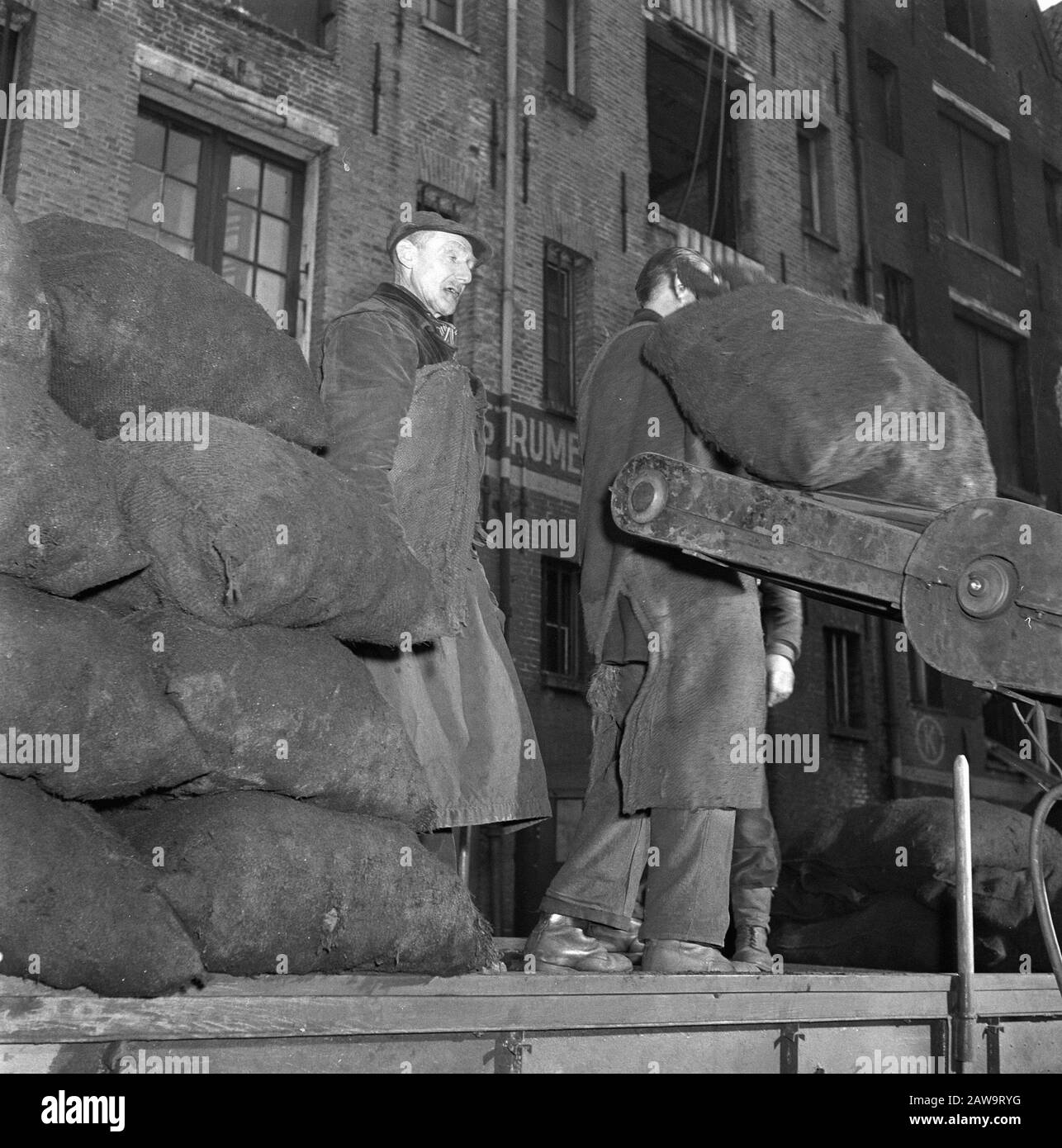 Reportage Charbon Date : 15 Décembre 1945 Mots Clés : Combustible Banque D'Images