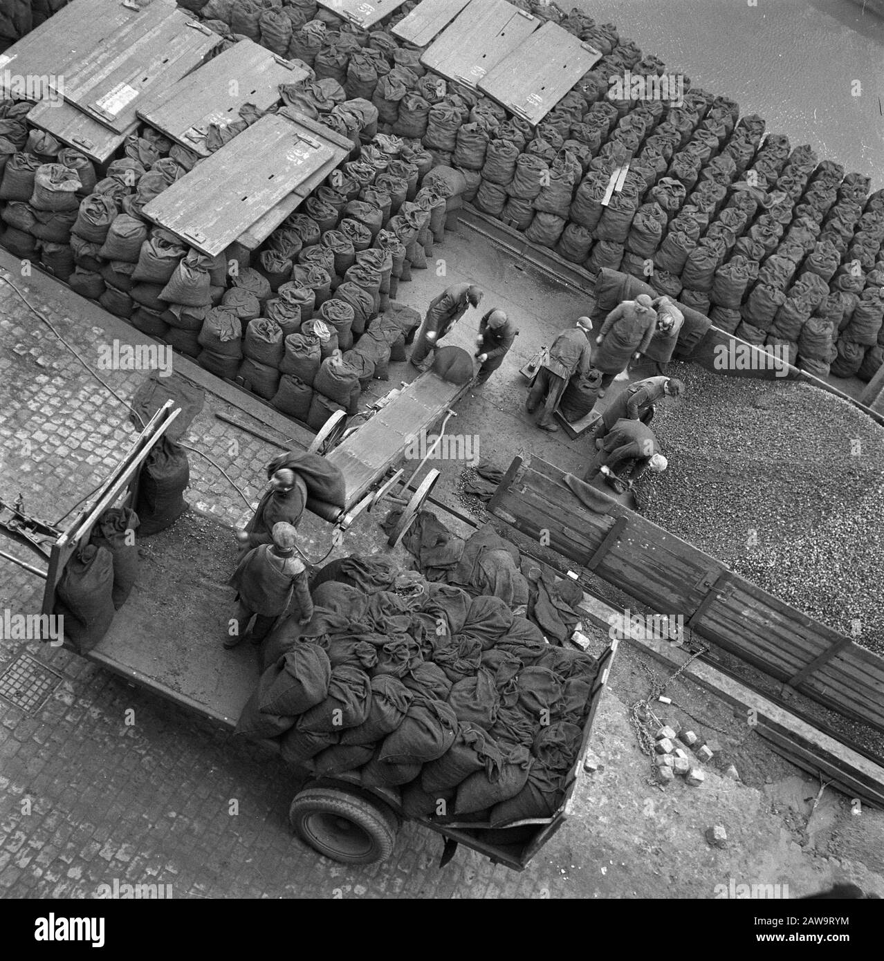 Reportage Charbon Date : 15 Décembre 1945 Mots Clés : Combustible Banque D'Images