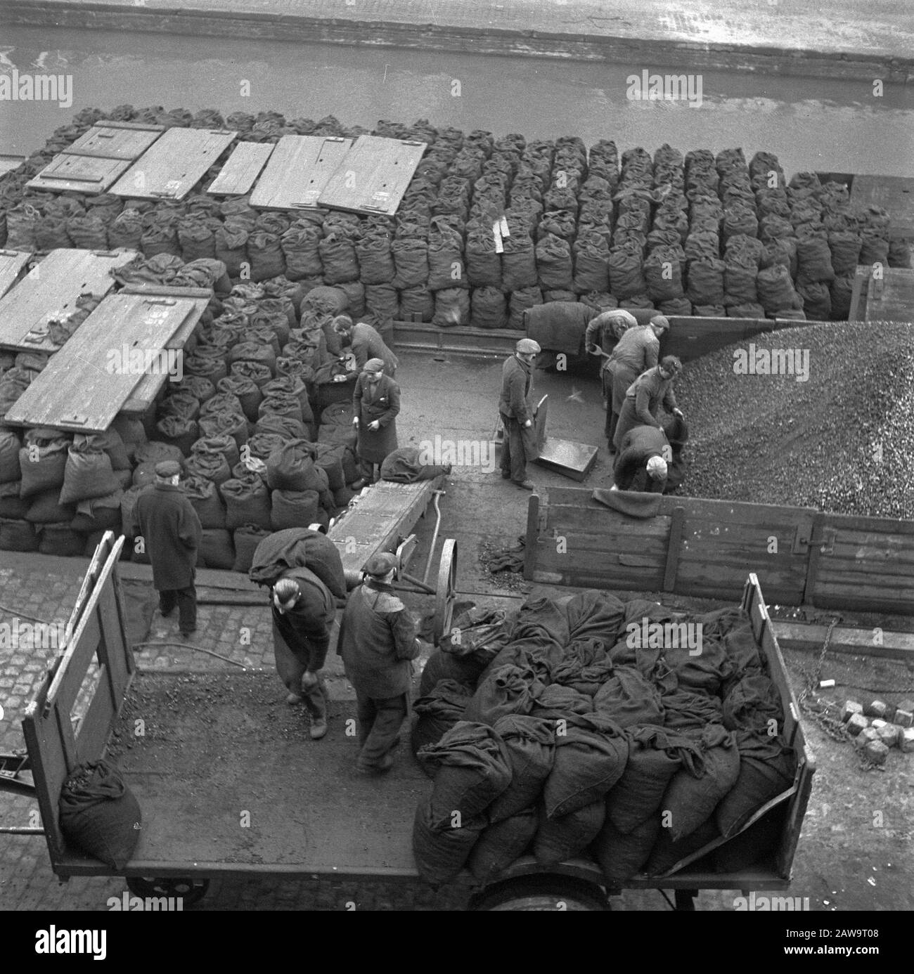 Reportage Charbon Date : 15 Décembre 1945 Mots Clés : Combustible Banque D'Images