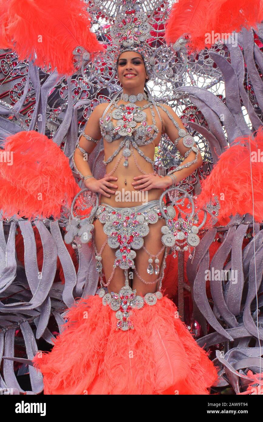 Participant Vêtu Flamboyant Au Carnaval De Santa Cruz, Tenerife Banque D'Images