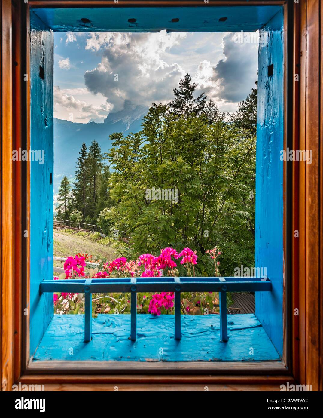 Vue depuis une fenêtre, cabane de montagne, Rifugio San Marco, San Vito di Cadore, Belluno, Italie Banque D'Images
