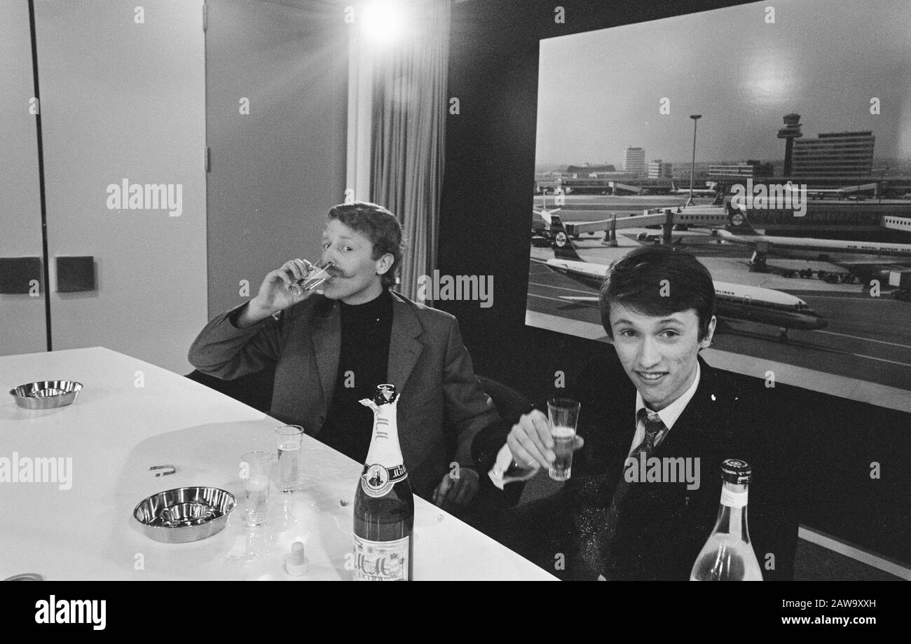 Le plomb Bennekom Jr. Arrive à l'aéroport de Schiphol après une peine de prison d'un an à Berlin-est pour trafic. Liens Rudolf Sternau qui un mois plus tôt est devenu disponible. Date : 12 Avril 1969 Nom De La Personne : Plomb Bennekom Banque D'Images