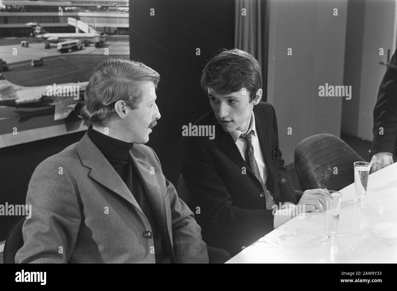 Le plomb Bennekom Jr. Arrive à l'aéroport de Schiphol après une peine de prison d'un an à Berlin-est pour trafic. Rudolf Sternau est parti, ce qui était un mois avant la libération. Date : 12 Avril 1969 Nom De La Personne : Plomb Bennekom Banque D'Images