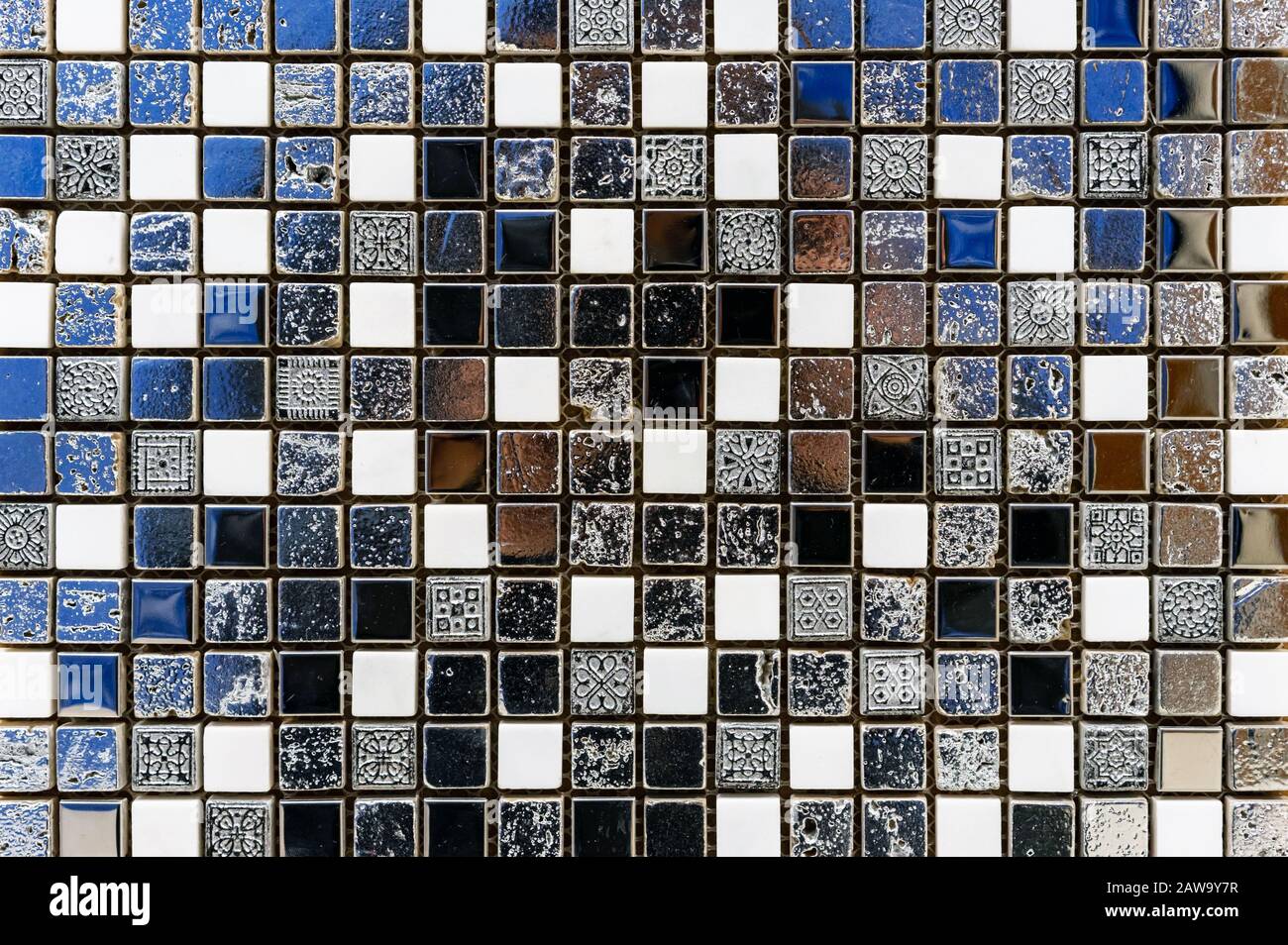 Mosaïque en céramique dans un style ancien avec carrés blancs, noirs et bleus. Banque D'Images