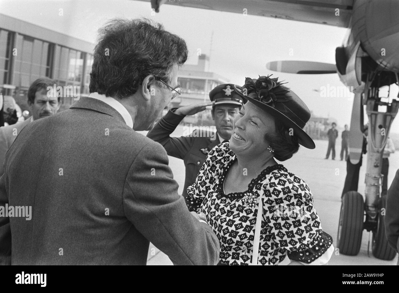Queen Beatrix and Prince Claus Visit South Limburg la Reine Beatrix est ​​on arrivée à l'aéroport Beek accueillie par le gouverneur Johan Kremers, en arrière-plan capitaine de la Royal Air Force Date : 26 août 1981 lieu : Beek, Limbourg mots clés : salutations, gouverneurs, capitaines, reines, force aérienne, salutation Nom De La Personne : Beatrix (Reine Pays-Bas) Banque D'Images