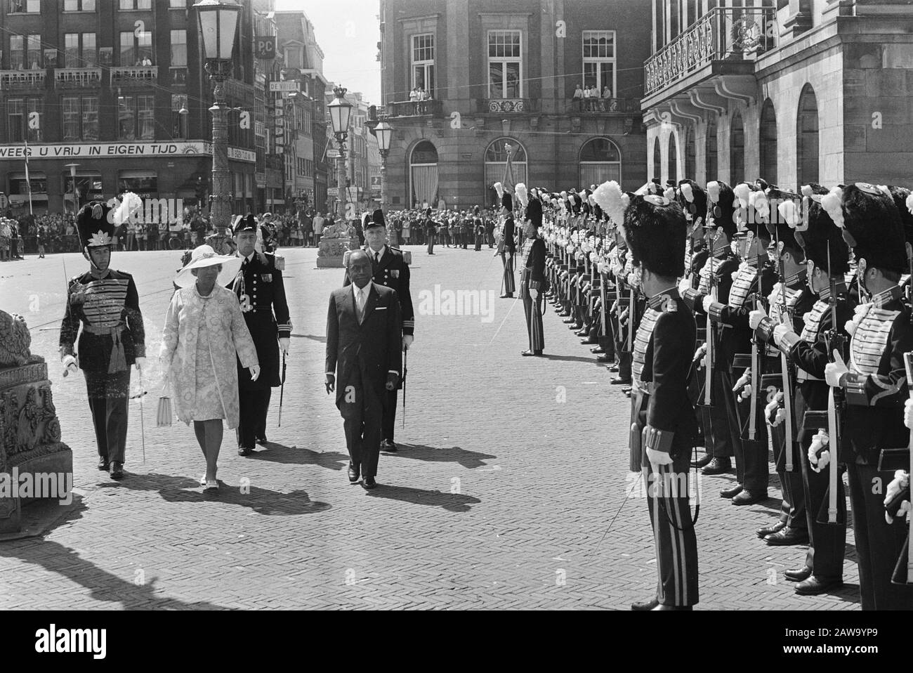 Visite d'État du président Félix Houphouët-Boigny de la Côte d'Ivoire aux Pays-Bas la reine Juliana et le président Houphouët-Boigny inspectent la garde d'honneur du Palais royal Date : 2 juin 1970 lieu : Amsterdam, Hollande-Nord mots clés : gardes d'honneur, gouverneurs, visites d'État Personne Nom : Houphouët-Boigny, Félix, Juliana (Reine Pays-Bas), Juliana, Reine Nom De L'Institution : Palais Royal Banque D'Images