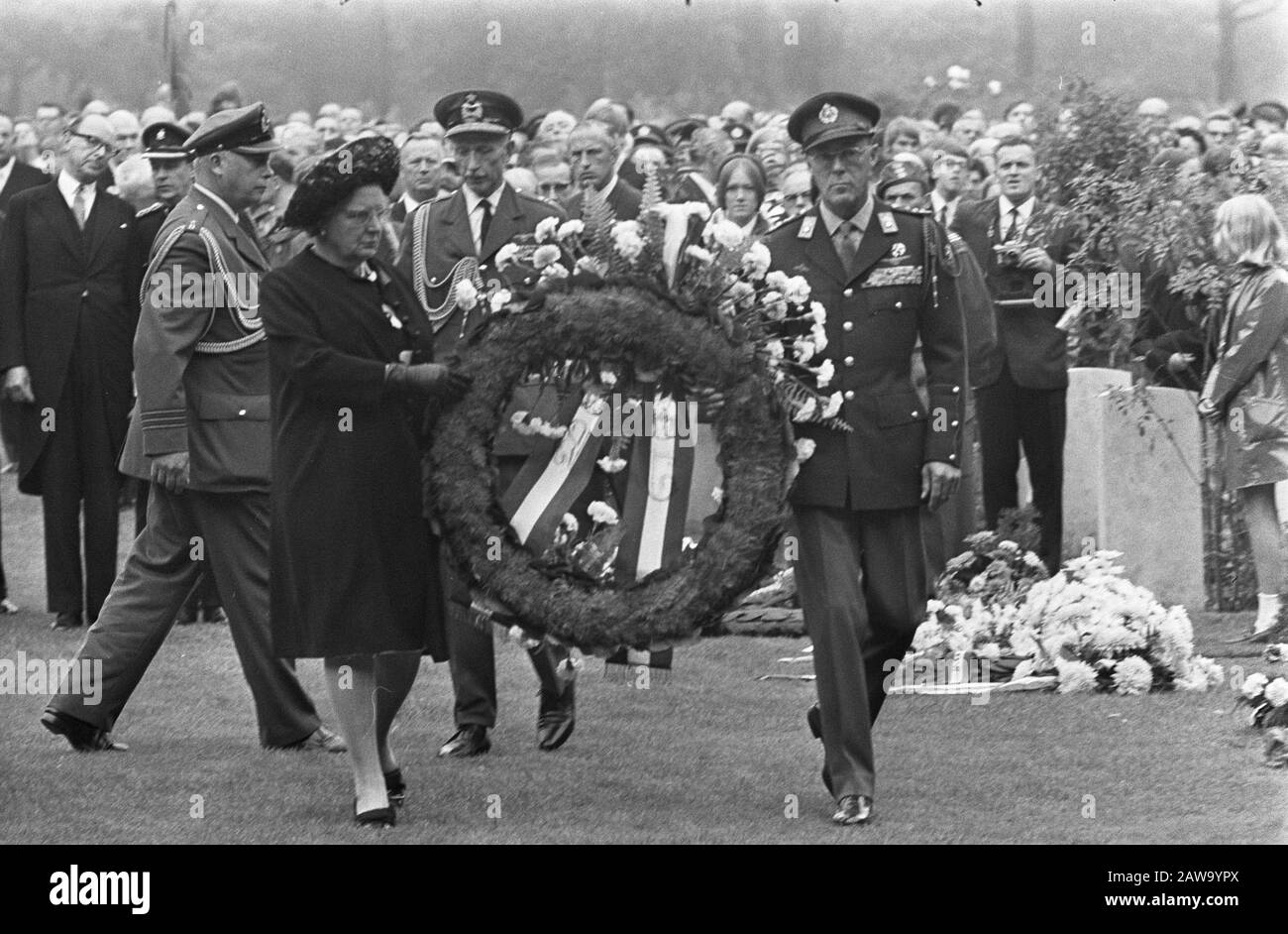 Reine Juliana et Prince Bernhard mémorial vivant au cimetière aéroporté d'Oosterbeek, où les victimes de la bataille d'Arnhem en 1944 sont; [texte abandonné] Date: 16 septembre 1969 lieu: Oosterbeek mots clés: Cimetières, monuments commémoratifs, reines, royalties, WWII Nom De La Personne: Bernhard, prince, Juliana, princesse Banque D'Images