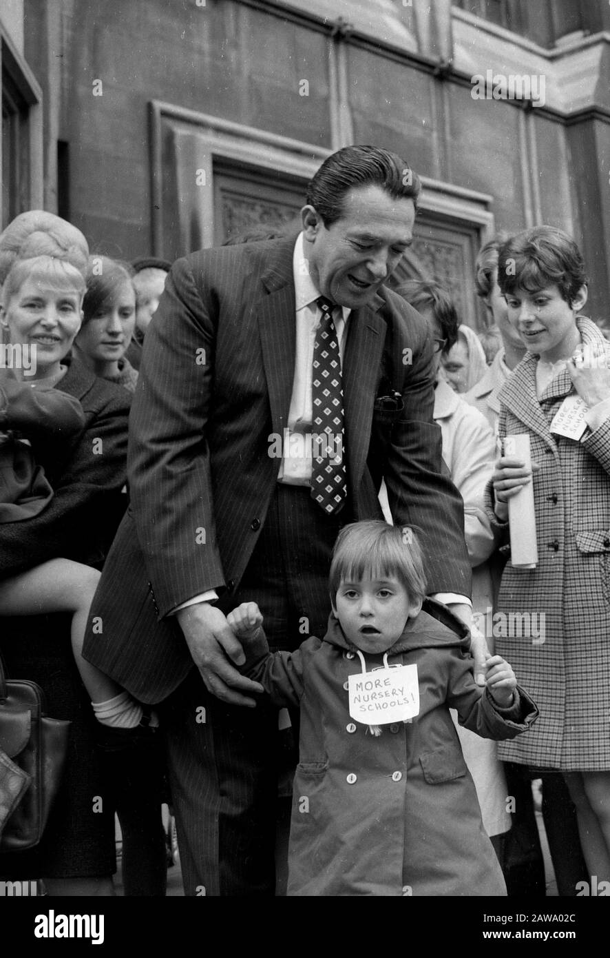 Robert Maxwell député et sa femme Elisabeth militant pour les écoles de pépinières en mai 1968 Banque D'Images
