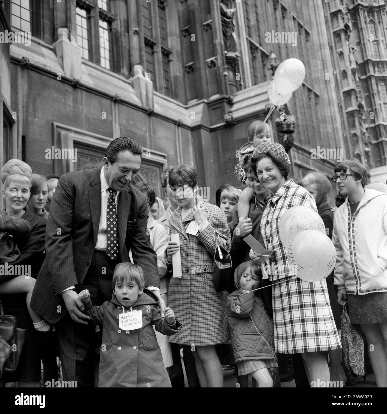 Robert Maxwell député et sa femme Elisabeth militant pour les écoles de pépinières en mai 1968 Banque D'Images