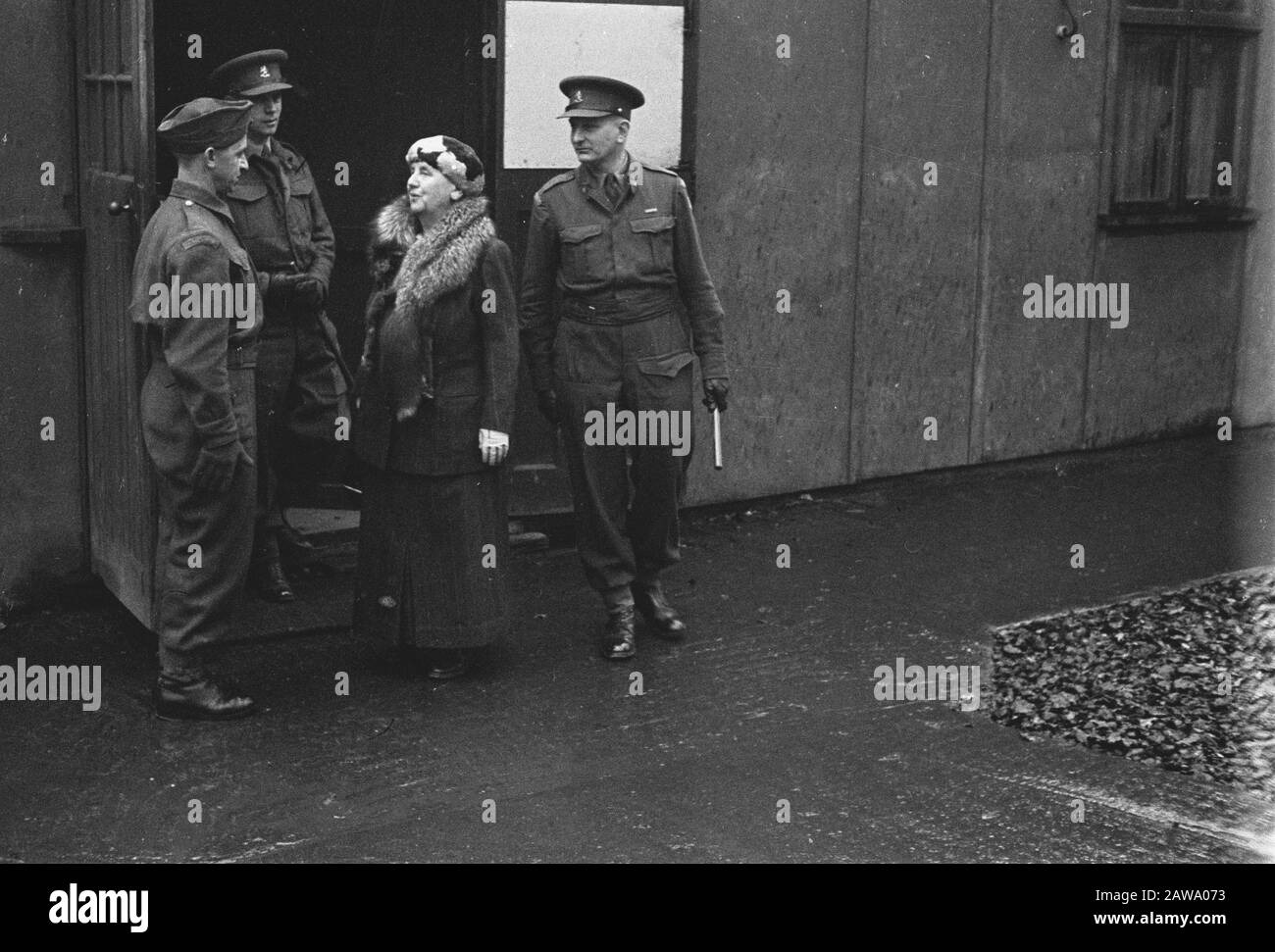 La reine Wilhelmina a visité la brigade princesse Irene dans le camp militaire de Wolverhampton {parler à un soldat, commandant de brigade de droite de Ruyter de Scheveninck] date: Mai 1942 lieu: Royaume-Uni mots clés: Visites, camps, officiers de l'armée, soldats, nom De La Personne de la seconde Guerre mondiale: Wilhelmina, reine Banque D'Images