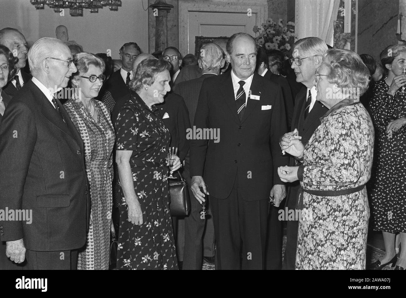 Queen Juliana et Prince Bernhard reçus à Soestdijk Palace membres de  l'ordre de Saint-Jean reines, princes, auditoires, ordres de chevalier,  Juliana, Queen, Bernhard, prince, Utrecht (Prov) Date : 27 septembre 1979  lieu :