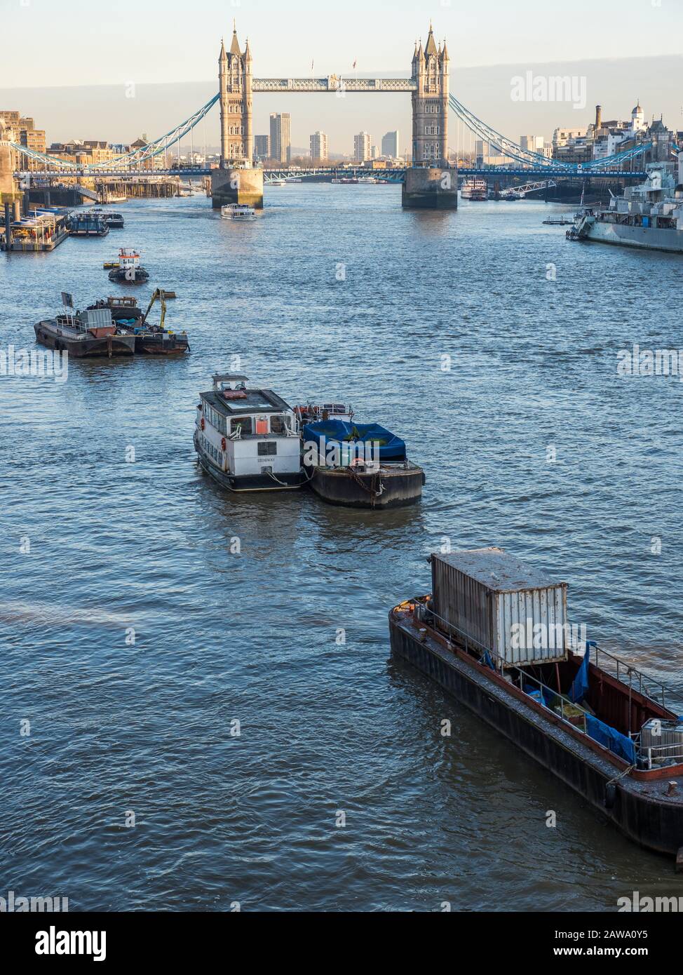 Tower Bridge, à Dusk, River Thames, City of London, Angleterre, Royaume-Uni, GB. Banque D'Images