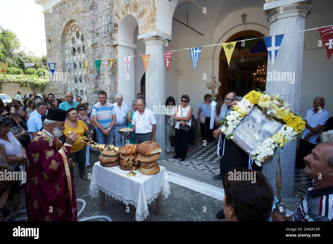 Akamatra, Ikaria, Grèce: Le prêtre bénit les pains pour la fête de l'Assomption de la Vierge Marie le 15 août Banque D'Images