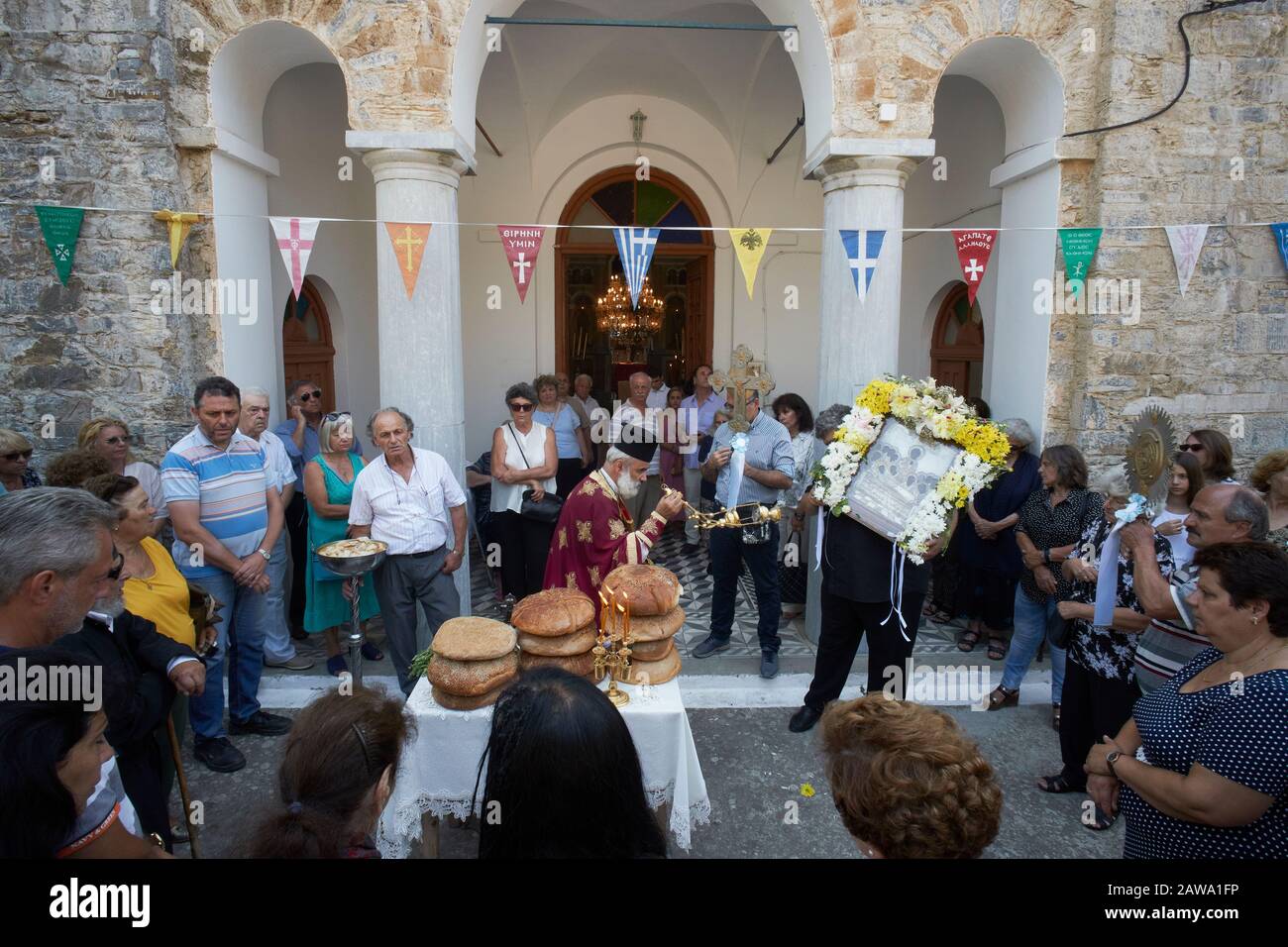 Akamatra, Ikaria, Grèce: Le prêtre bénit les pains pour la fête de l'Assomption de la Vierge Marie le 15 août Banque D'Images