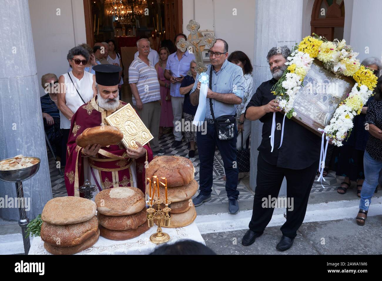 Akamatra, Ikaria, Grèce: Le prêtre bénit les pains pour la fête de l'Assomption de la Vierge Marie le 15 août Banque D'Images