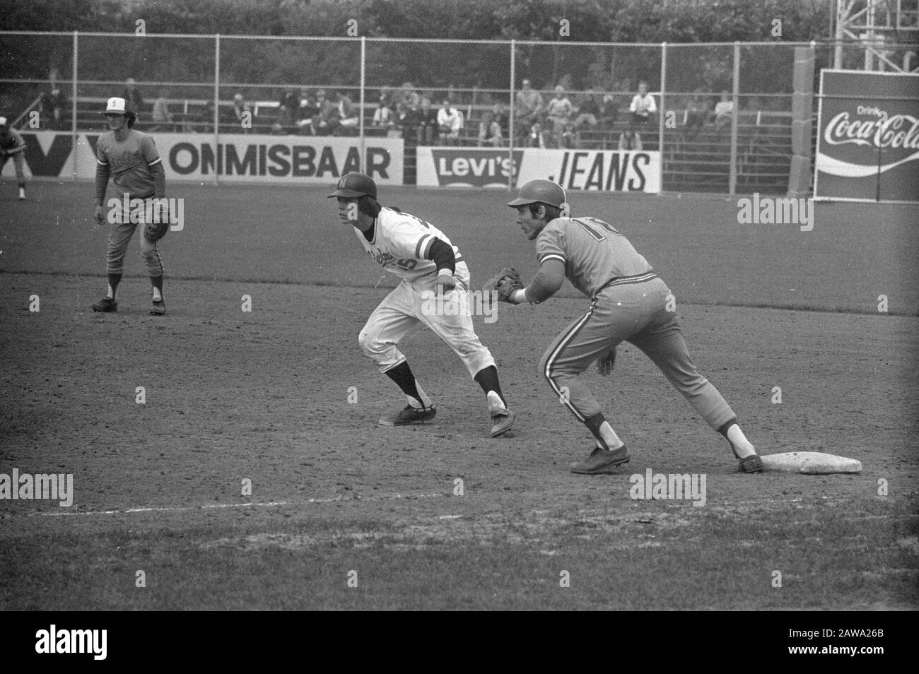 Haarlem Baseball week, Pays-Bas contre l'Italie 1-3 Pays-Bas contre l'Italie 1-3, Charles Urbanus (à gauche) en action sur le baseball Date: 3 juillet 1972 lieu: Haarlem, Pays-Bas du Nord mots clés: Baseball, matches Nom de La Personne: Urban, Charles Bert Verhoeff / Anefo, détenteur du droit d'auteur: Archives nationales Type de matériel: Numéro d'inventaire des archives négatives (noir et blanc) : voir accès 2.24.01.05 Banque D'Images