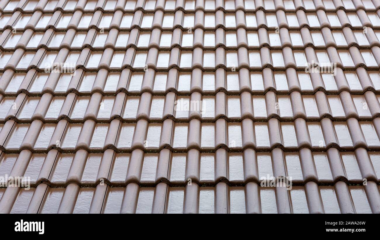 Fond et texture du toit en tuiles. Modèle du toit de tuiles humides de la maison. Tuiles de toit couvertes d'eau. Banque D'Images