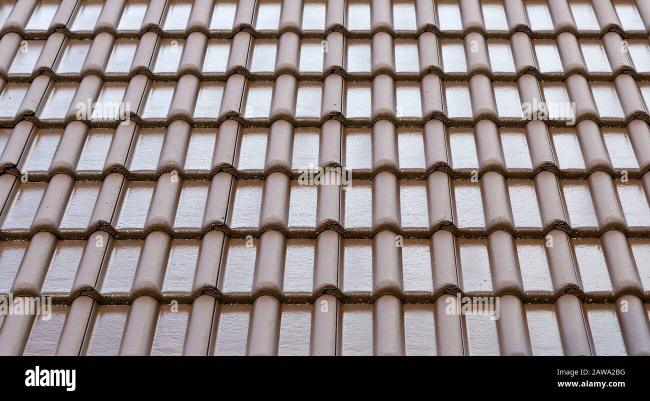 Fond et texture du toit en tuiles. Modèle du toit de tuiles humides de la maison. Tuiles de toit couvertes d'eau. Banque D'Images