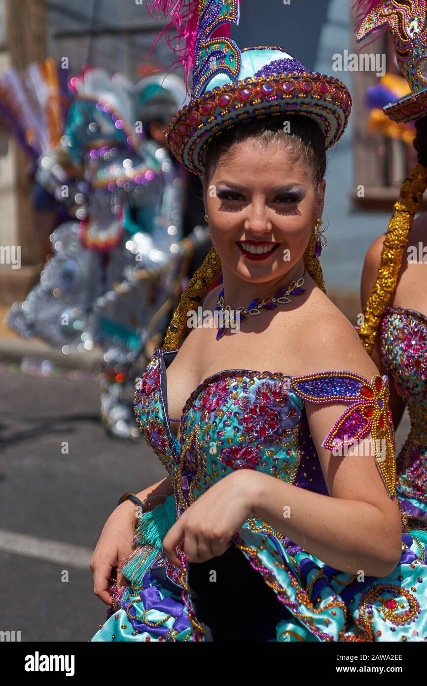 Groupe de danse de Morenada au cours d'une scène à la street parade carnaval annuel Andino con la Fuerza del Sol à Arica, Chili. Banque D'Images