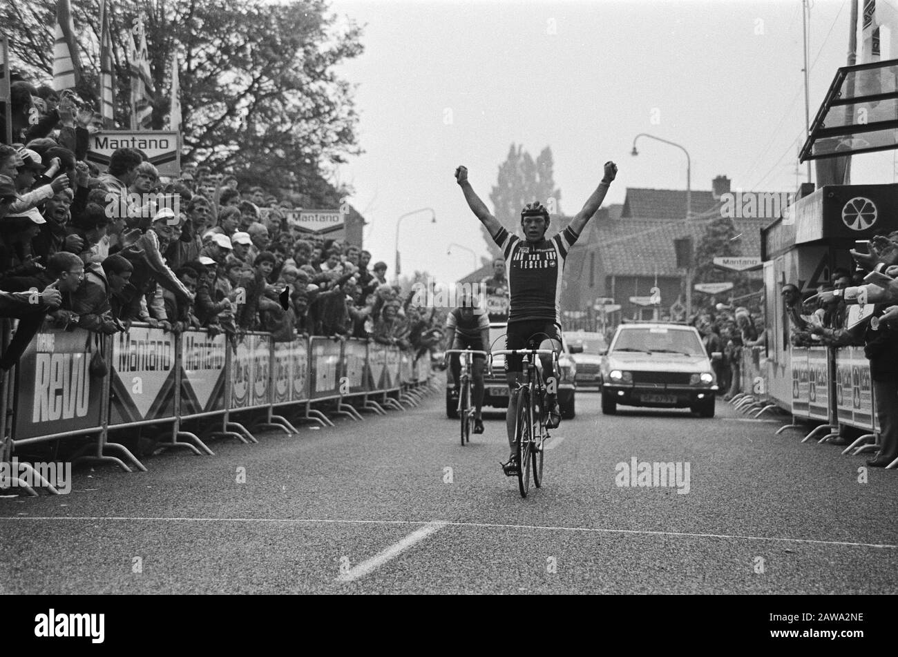 NK course de route à Geulle (amateurs et dames); René Koppert d'abord de l'autre côté de la ligne d'arrivée derrière lui Adrie van de Poel (2) Date: 20 juin 1981 lieu: Geulle, Limbourg mots clés: Amateur, cycliste Nom: Koppert, René, Poel, Adrie van der Banque D'Images