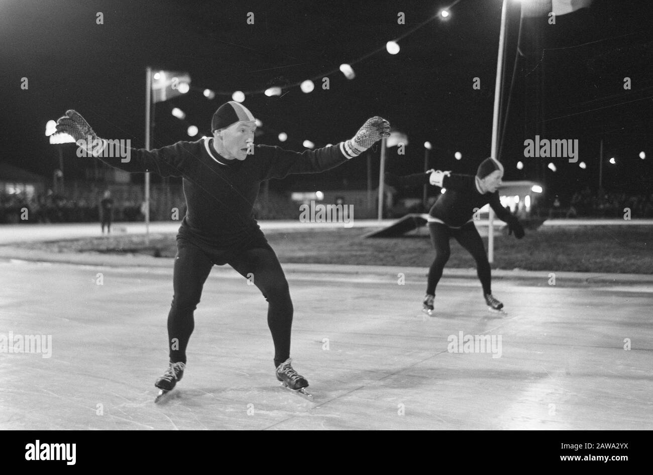 Ouverture officielle de la patinoire Jaap Eden. Premier départ à 500 m, Reinier Paping et Jeen van den Berg Date : 22 décembre 1961 lieu : Amsterdam, Noord-Holland mots clés : patinage sur glace, patineurs Nom De La Personne : Berg, Jeen van den Paping Reinier Banque D'Images