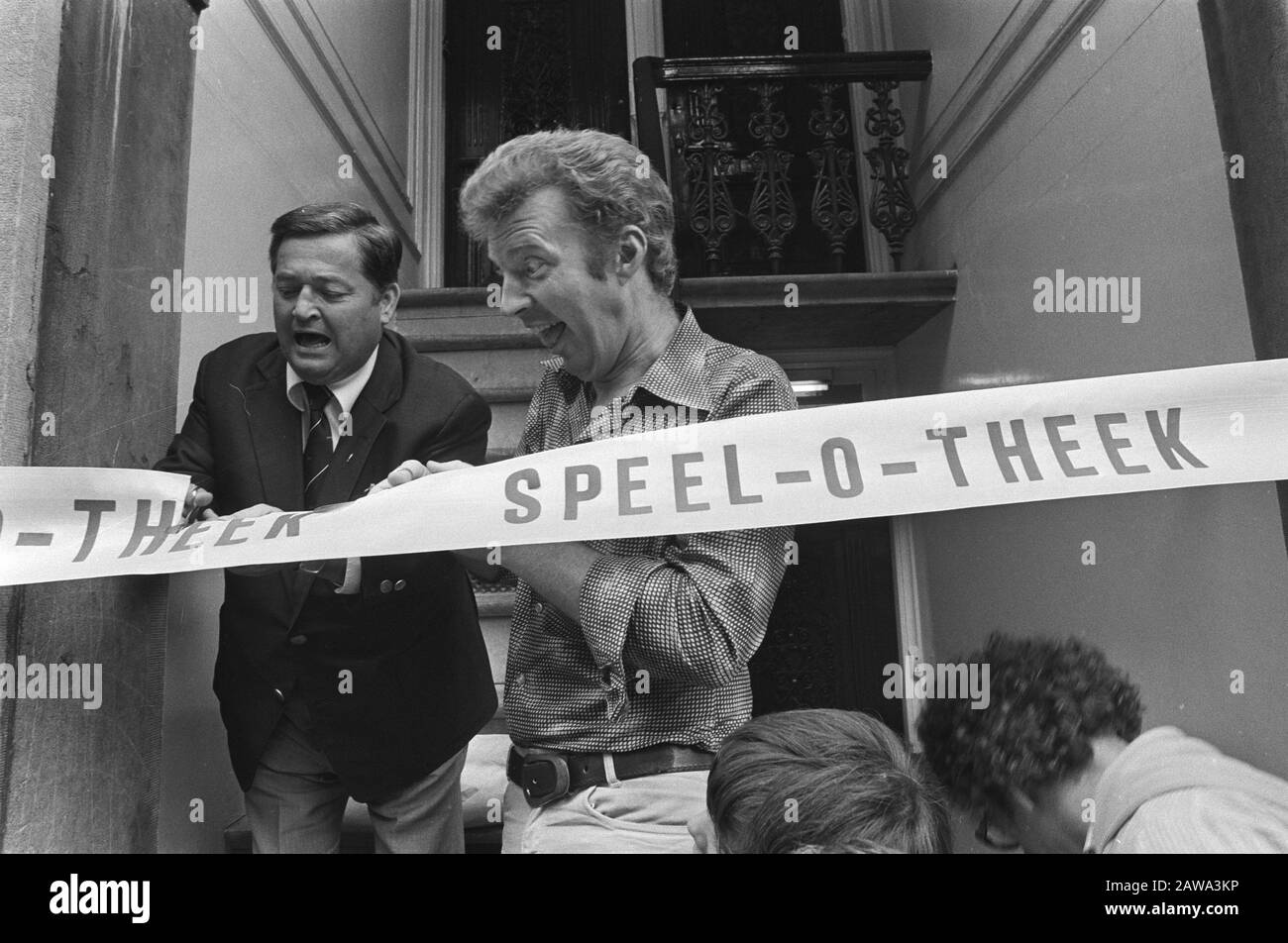 André van Duin et Willy Alberti ouvrent la Play O Library à Amsterdam ouvertures, artistes, comédiens, enfants, André van Duin Date : 1 septembre 1979 lieu : Amsterdam, Noord-Holland mots clés : artistes, enfants, bandes dessinées, ouvertures Nom De La Personne : Alberti, Willy, Duin, André van Banque D'Images