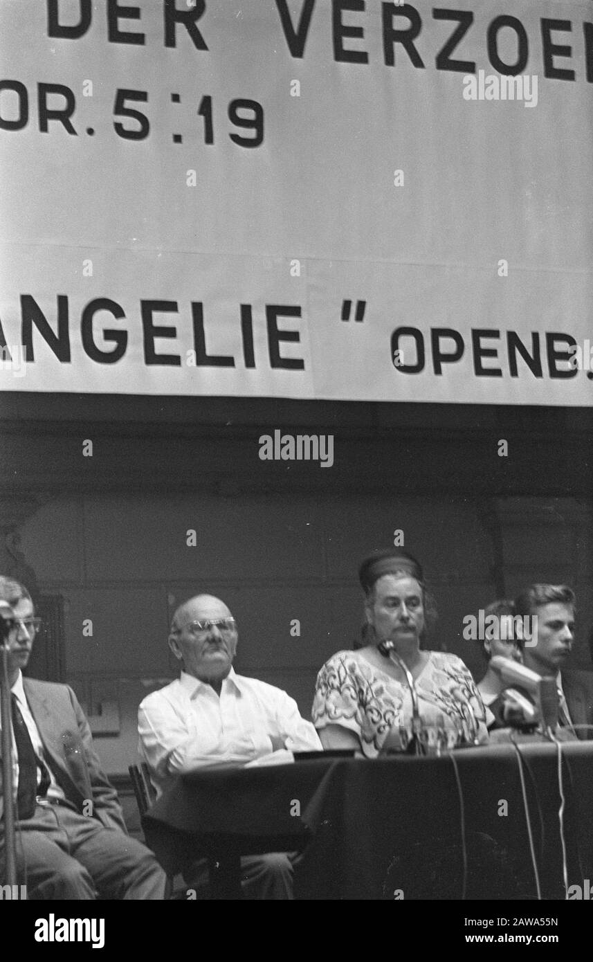 Lou de Palingboer parle pour la dernière fois à Frascati. No 8 Lou et Mientje sur scène, numéro 9 Lou et Mientje avec des fils et des filles sur scène / Date: 1 août 1967 mots clés: Théâtre, fils, filles Nom De La Personne: Voorthuyzen, L. Voorthuyzen, Mientje Nom de l'institution: Frascati Banque D'Images