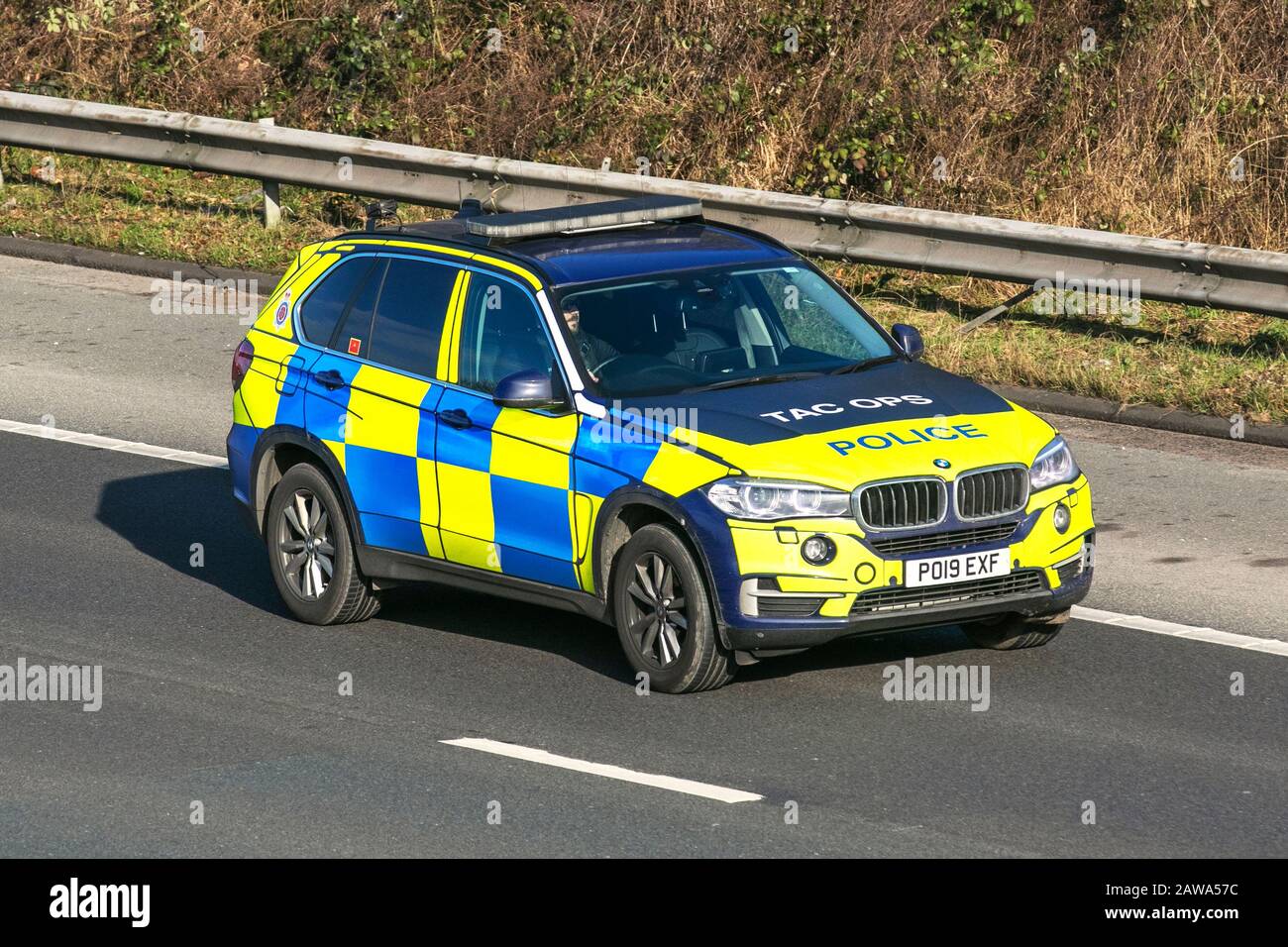 TAC OPS, division opérations tactiques. Trafic voiture de police britannique, transports, voitures modernes et berlines, en direction du nord sur l'autoroute   à 3 voies. Banque D'Images