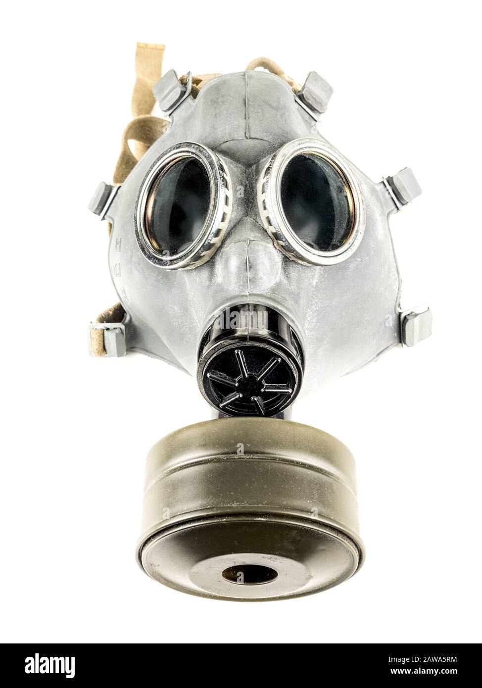 Le vieux masque à gaz militaire plein visage a tourné sur blanc Banque D'Images