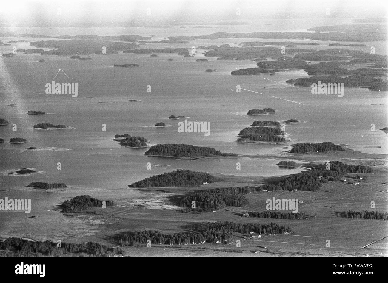 Finlande vue aérienne du lac Annotation: Numéros négatifs: No 24 pêche à Joensuu, numéro 25 et 26 lacs aériens Date: 5 juillet 1967 lieu: Finlande mots clés: Paysages, tirs aériens, lacs Banque D'Images