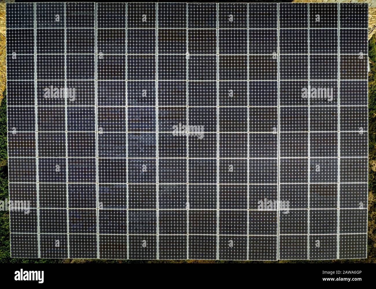 Unité solaire géante avec 120 panneaux alimentant une ferme sur un toit d'une ferme en Espagne Banque D'Images