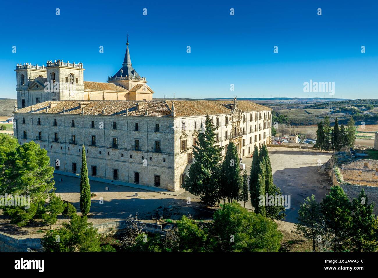 Vue aérienne du château et du monastère d'Ucles avec deux portes et tours de garde encercler un bailey à Cuenca Espagne Banque D'Images