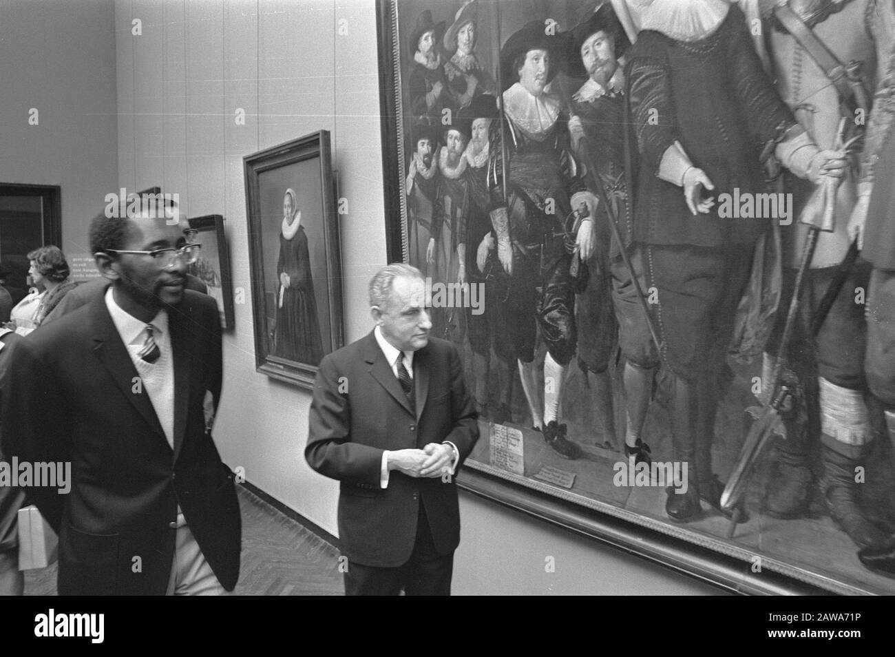 King Moshoeshoe II lesoto visitez le Rijksmuseum Adam King Moshoeshoe II, M. Pesch, A. van Schendel à la peinture. Date: 9 Avril 1970 Lieu: Amsterdam, Hollande-Nord Mots Clés: Musées, Peintures Nom De La Personne: A. Van Schendel, King Moshoeshoe Ii Banque D'Images