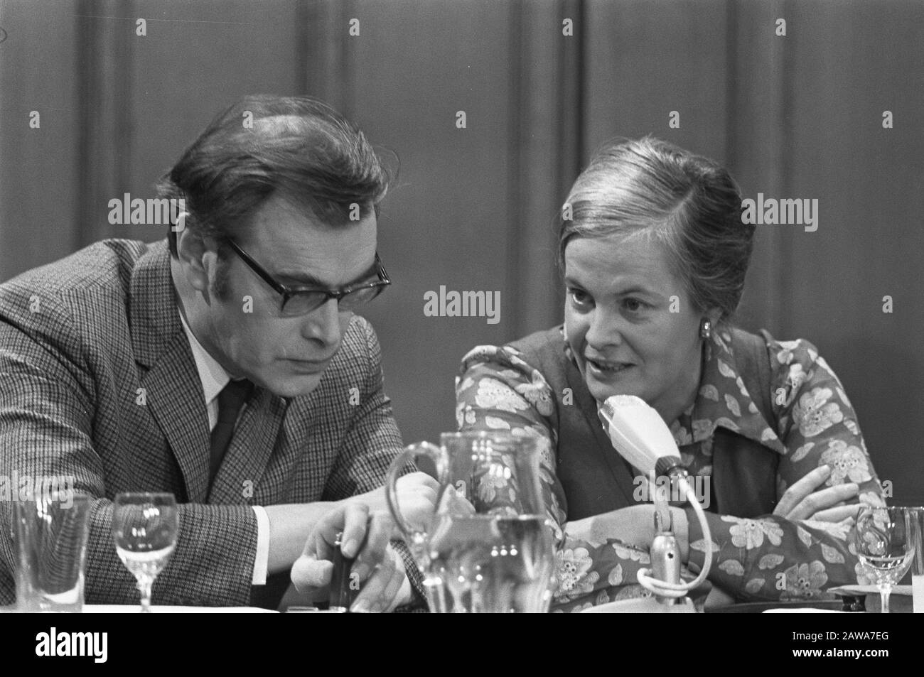 La Société de littérature néerlandaise a une discussion avec des artistes à l'Institut Royal des tropicaux d'Amsterdam. Portrait De Godfried Bomans And Hella S. Haase Date : 9 Avril 1970 Lieu : Amsterdam, Noord-Holland Mots Clés : Threads, Écrivains Nom De La Personne : Bomans, Godfried, Haase, Hella Banque D'Images