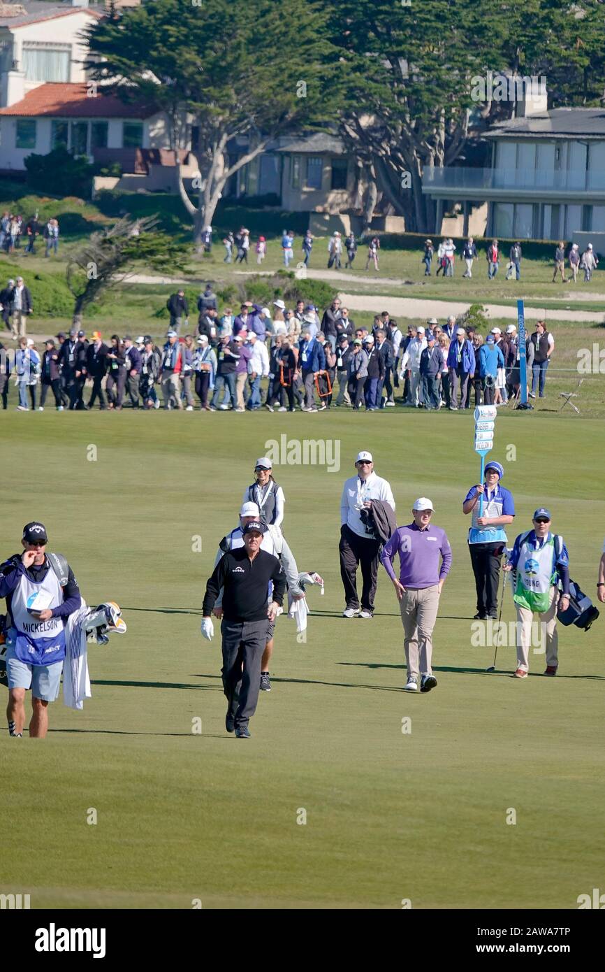 Pebble Beach, États-Unis. 7 février 2020. Monterey, Californie, États-Unis 7 février 2020 Phil Mickleson porte une grande galerie où qu'il joue, mais ici au Monterey Peninsular Country Club le deuxième jour de l'ÉVÉNEMENT DE golf AT&T Pro-Am PGA à Pebble Beach, il devient grand. Crédit: Motofoto/Alay Live News Banque D'Images